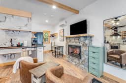Flathead Valley - Apgar - Grizzly Suite #7 - Image 3